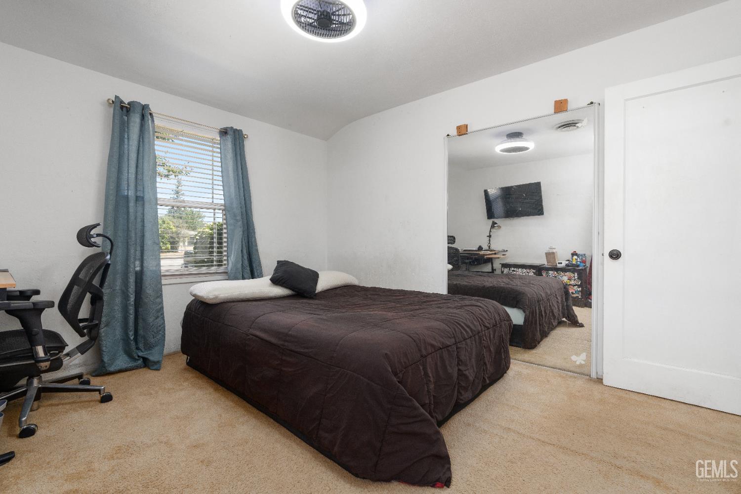 2615 Truxtun Avenue — photo 22
