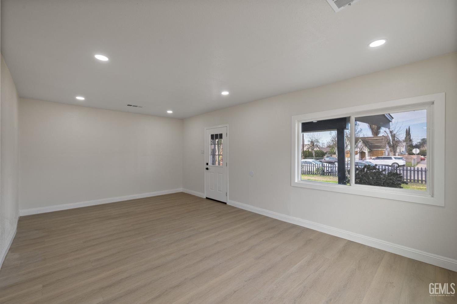 215 8th Street, Bakersfield, CA 93304 — photo 11