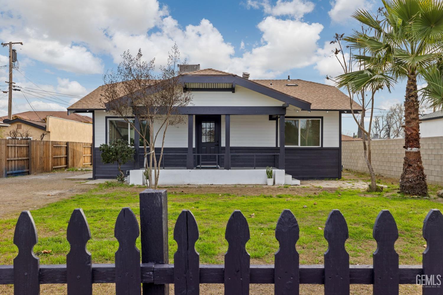 215 8th Street, Bakersfield, CA 93304 — photo 1