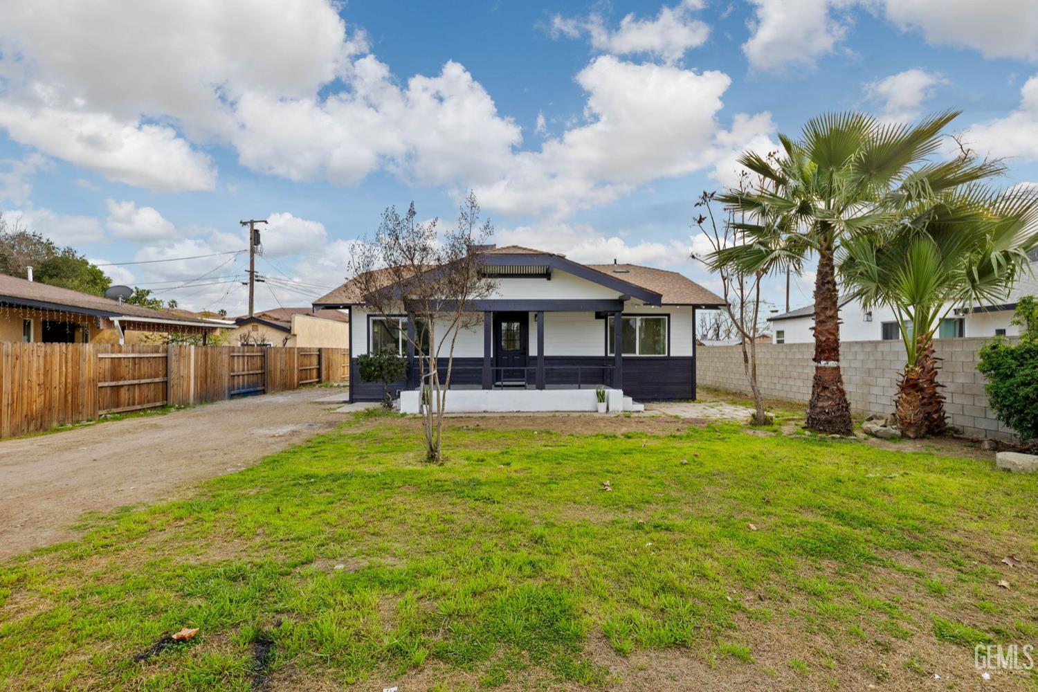 215 8th Street, Bakersfield, CA 93304 — photo 2