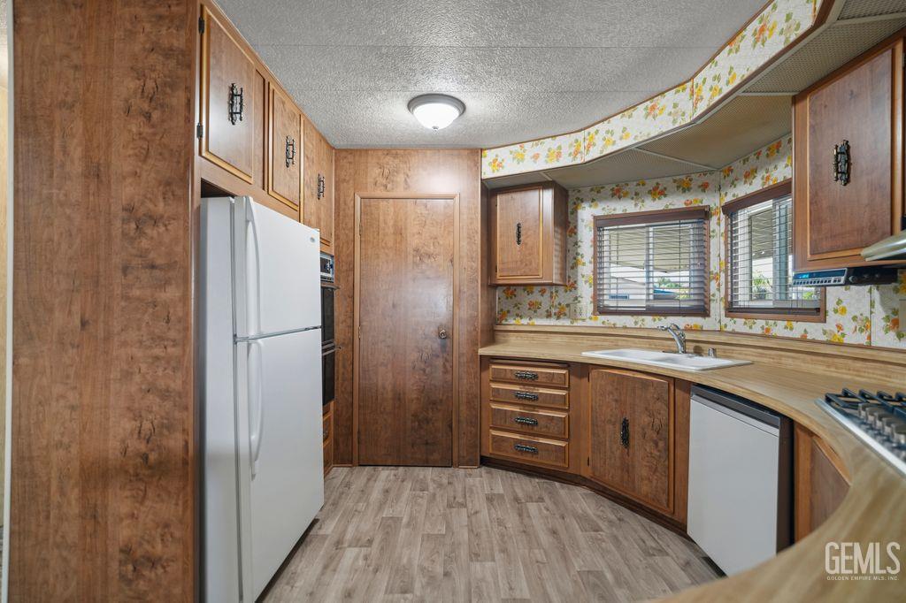 400 E Roberts Lane — photo 14