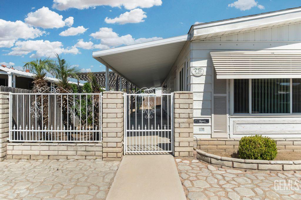 400 E Roberts Lane — photo 4