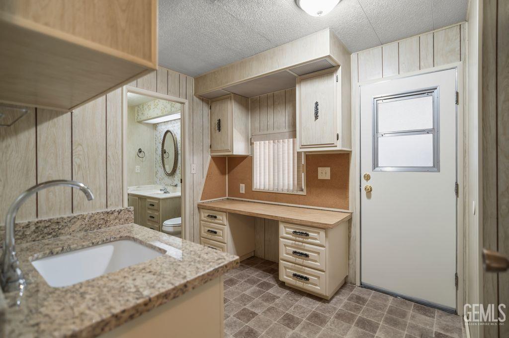 400 E Roberts Lane — photo 19
