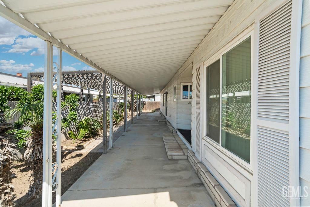 400 E Roberts Lane — photo 30