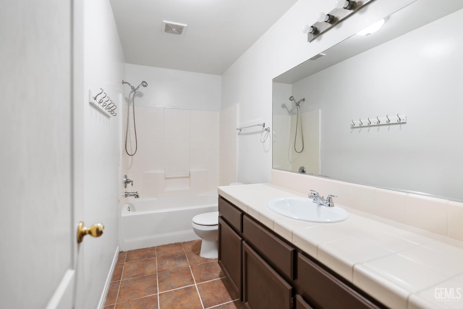 11814 Montague Avenue — photo 17