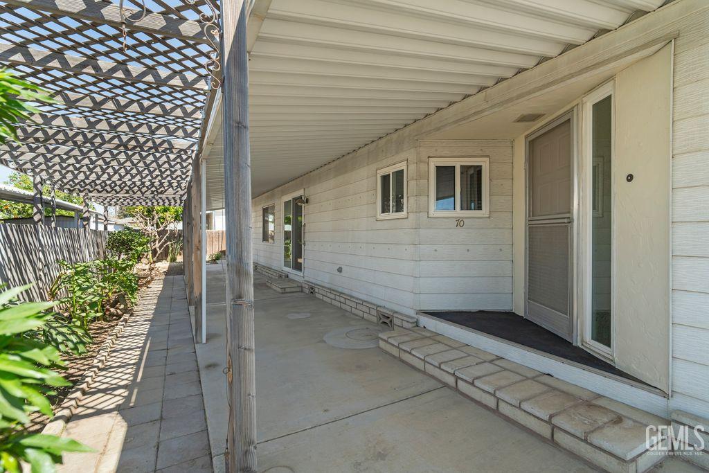 400 E Roberts Lane — photo 29
