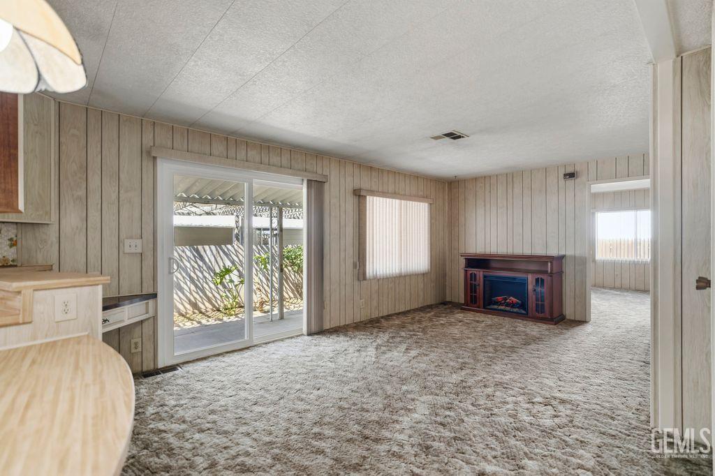 400 E Roberts Lane — photo 16