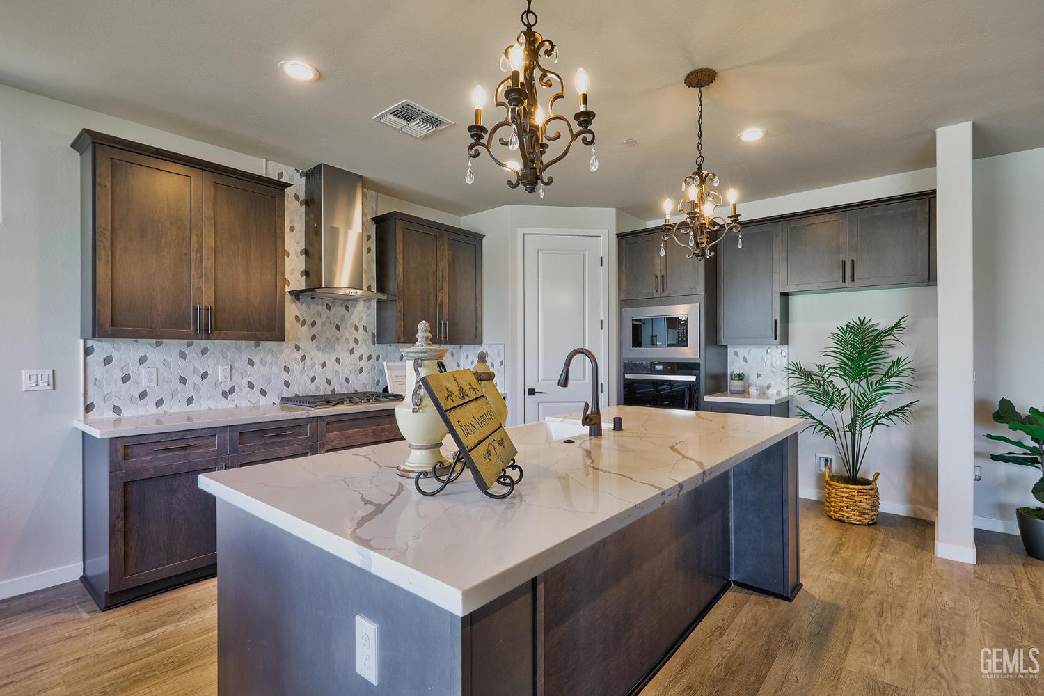 11029 Alcazar Avenue — photo 5