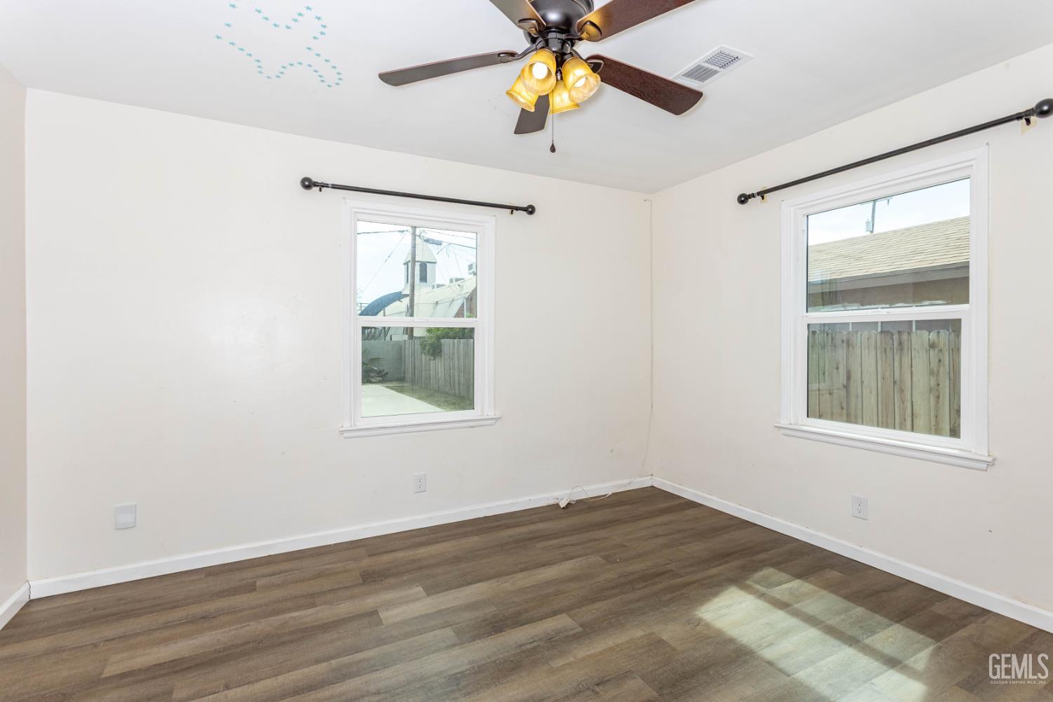 2700 Karen Place — photo 23