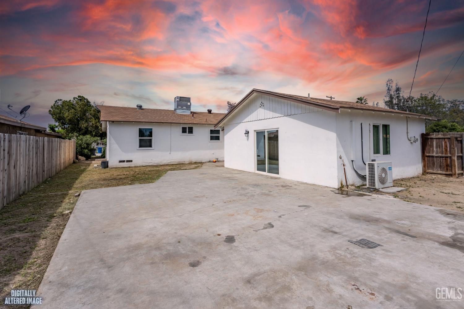 2700 Karen Place — photo 35