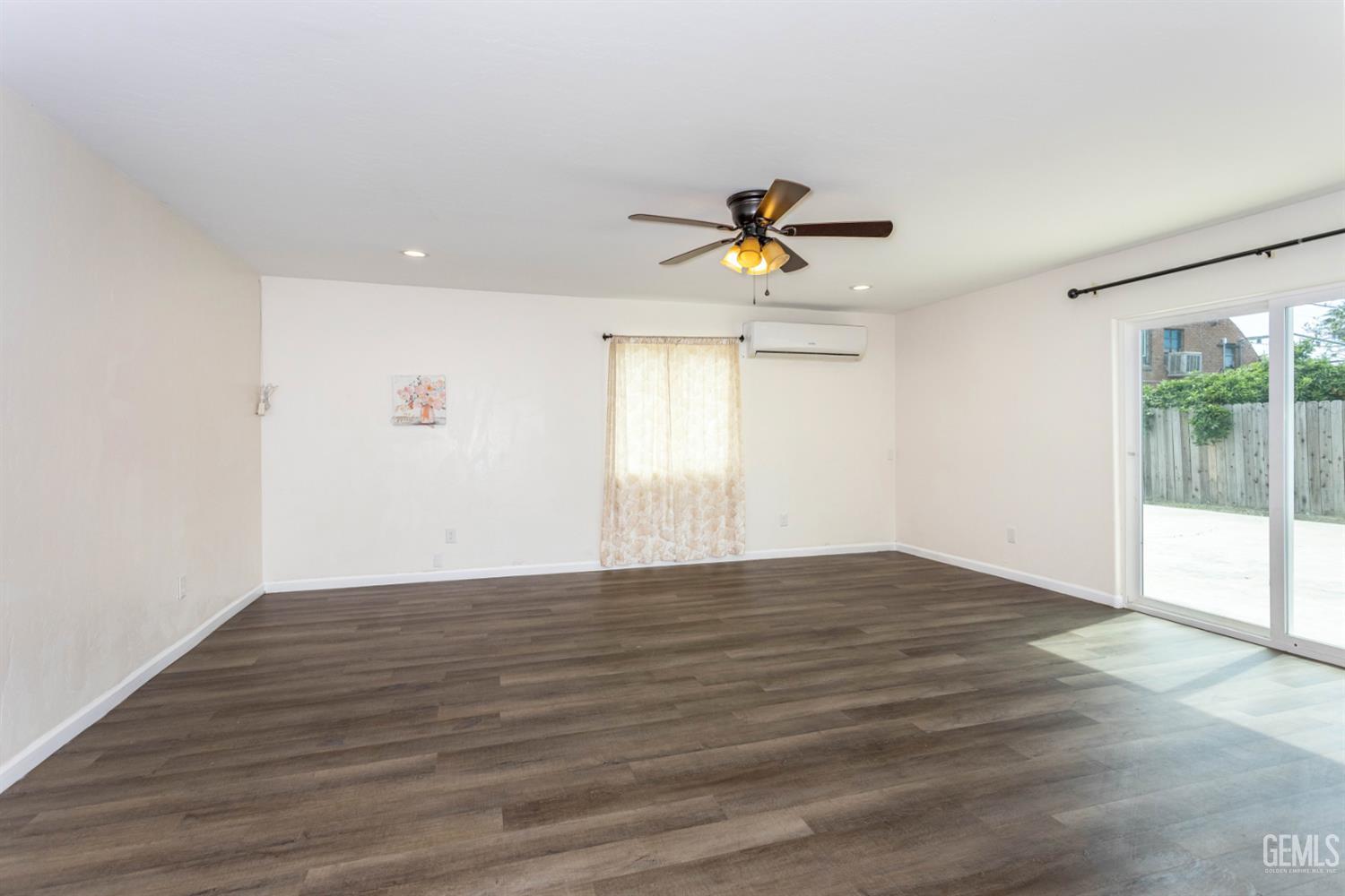 2700 Karen Place — photo 28