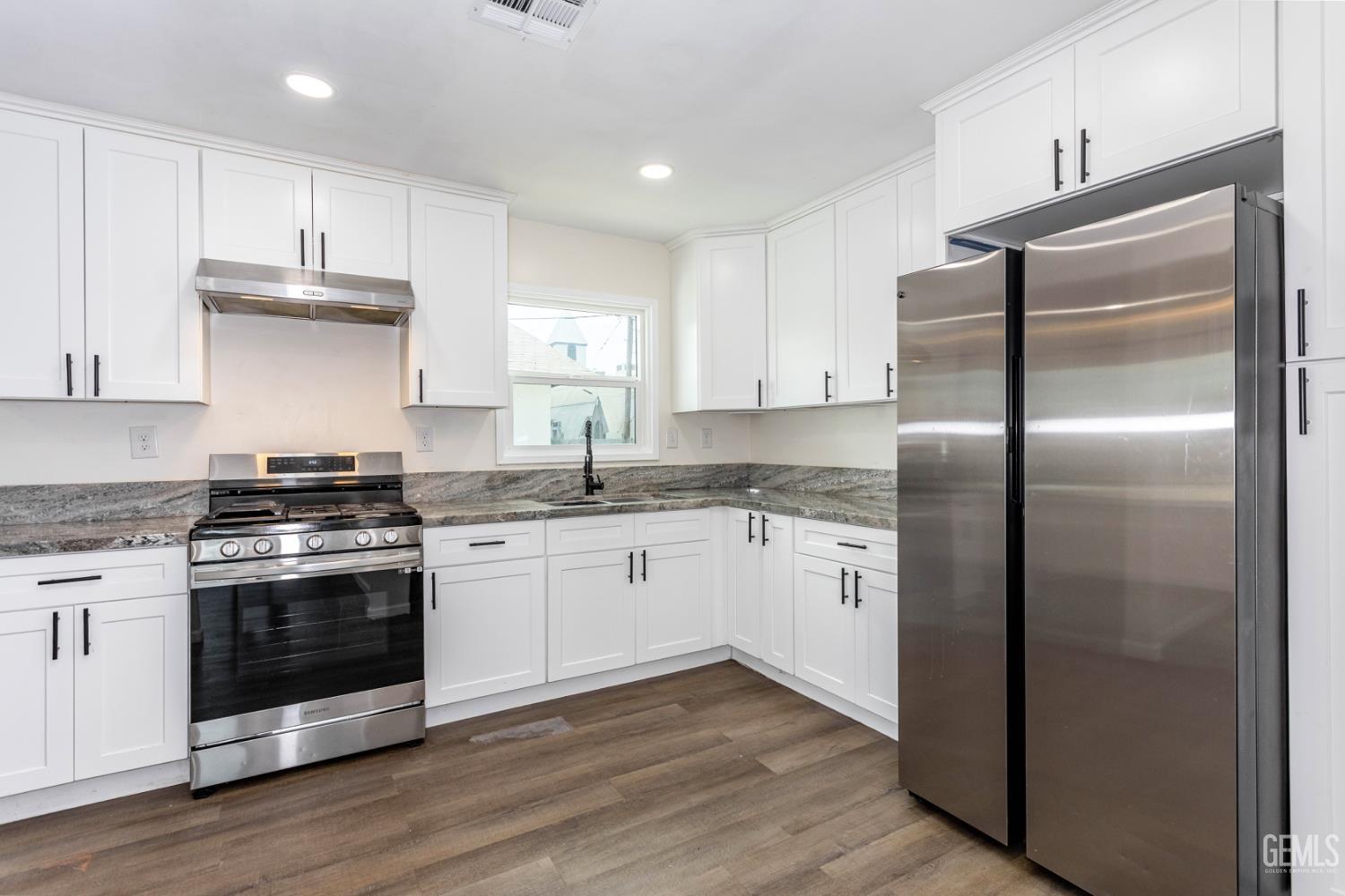 2700 Karen Place — photo 13