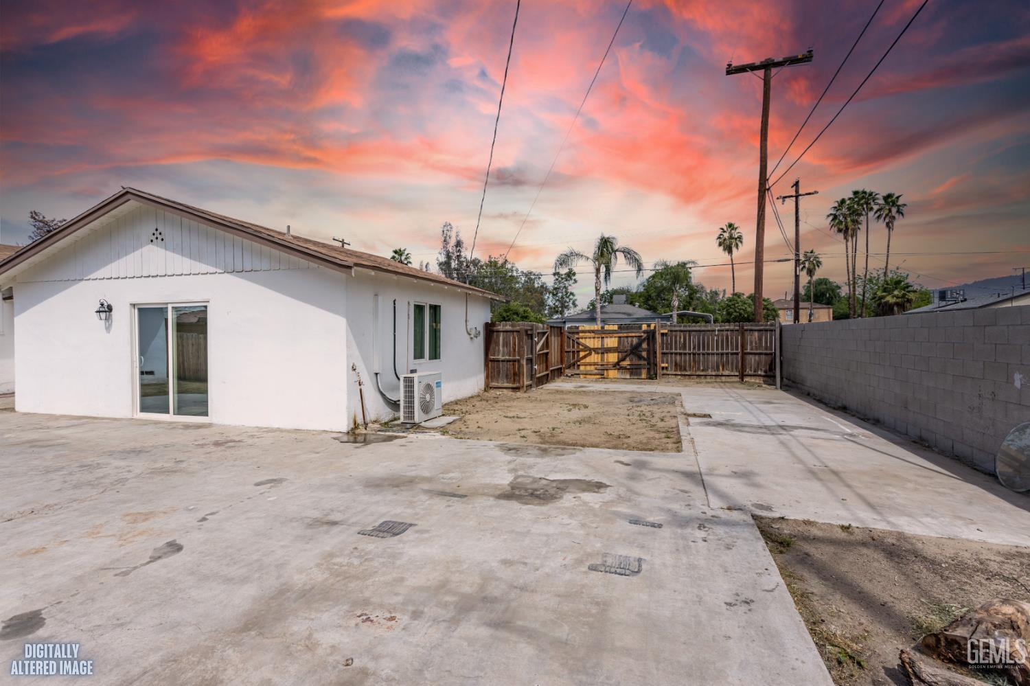 2700 Karen Place — photo 37