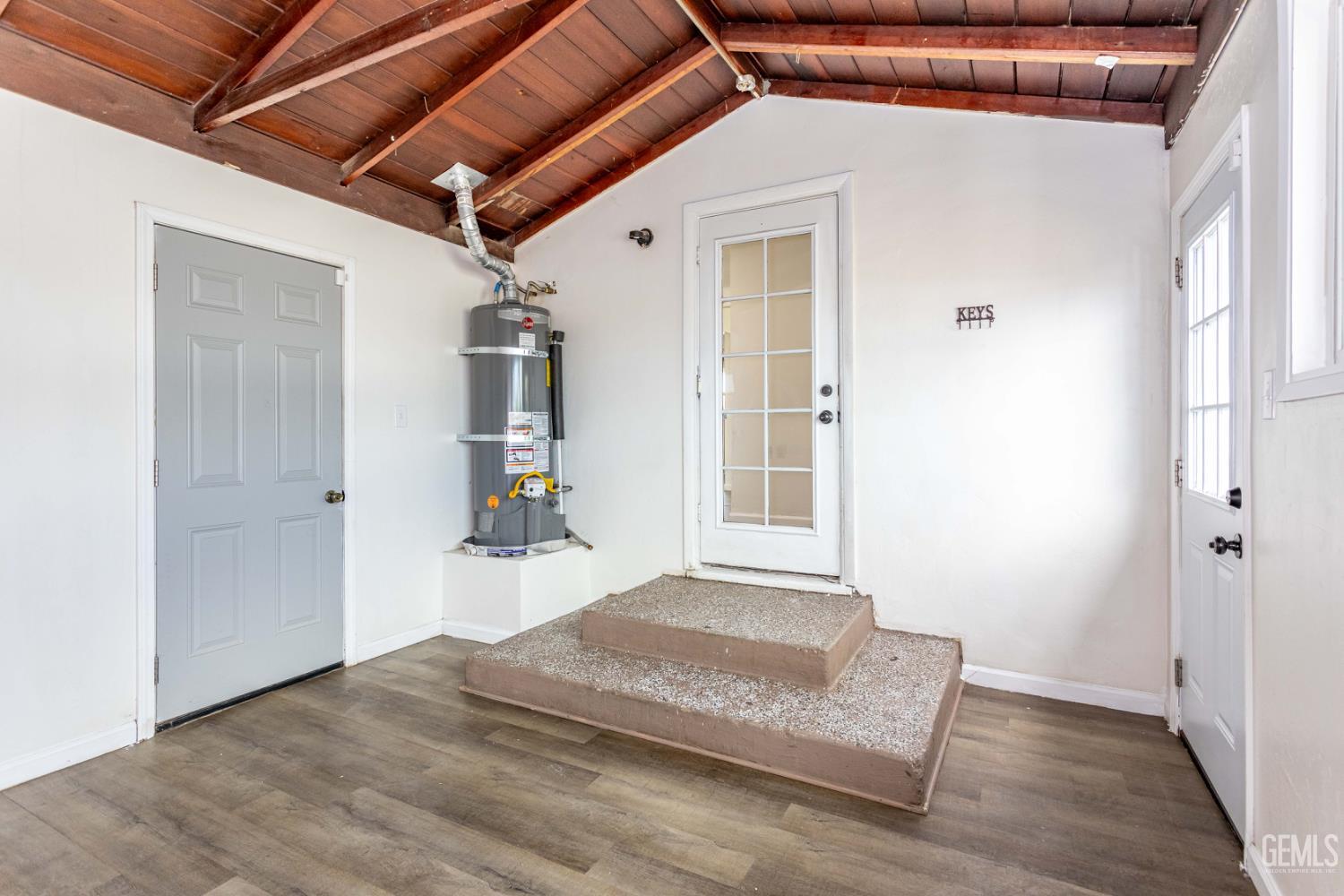 2700 Karen Place — photo 26