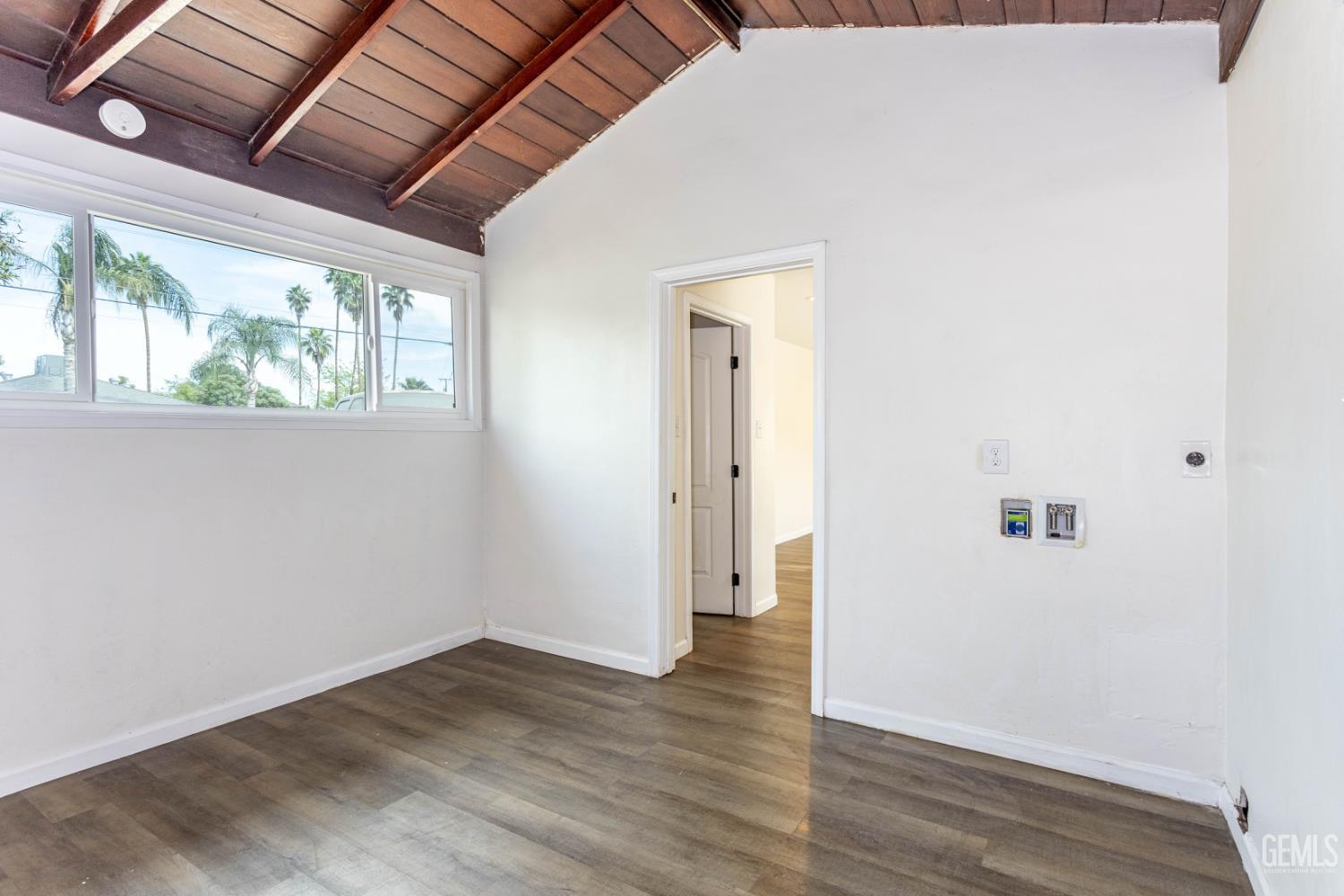 2700 Karen Place — photo 27