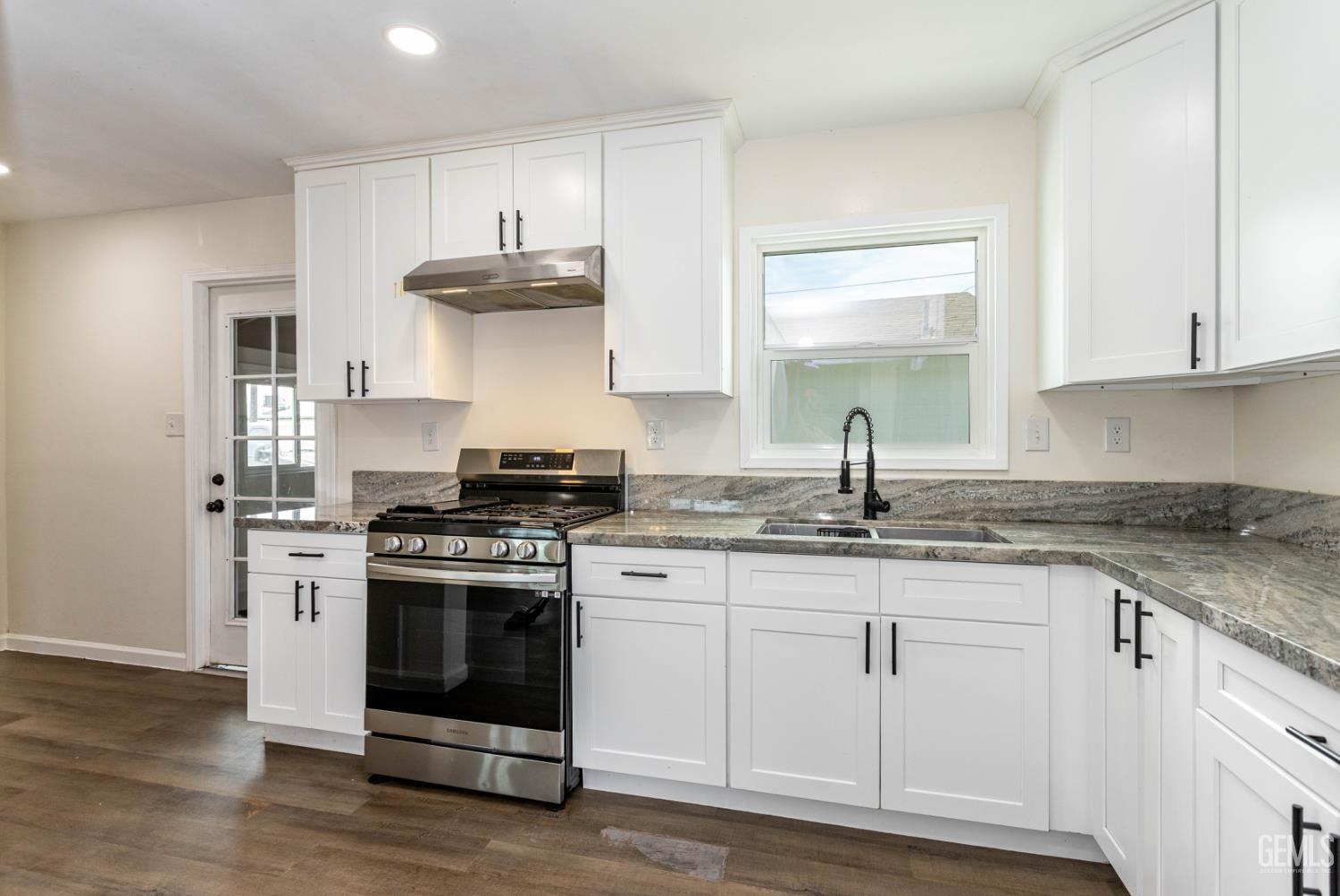 2700 Karen Place — photo 14