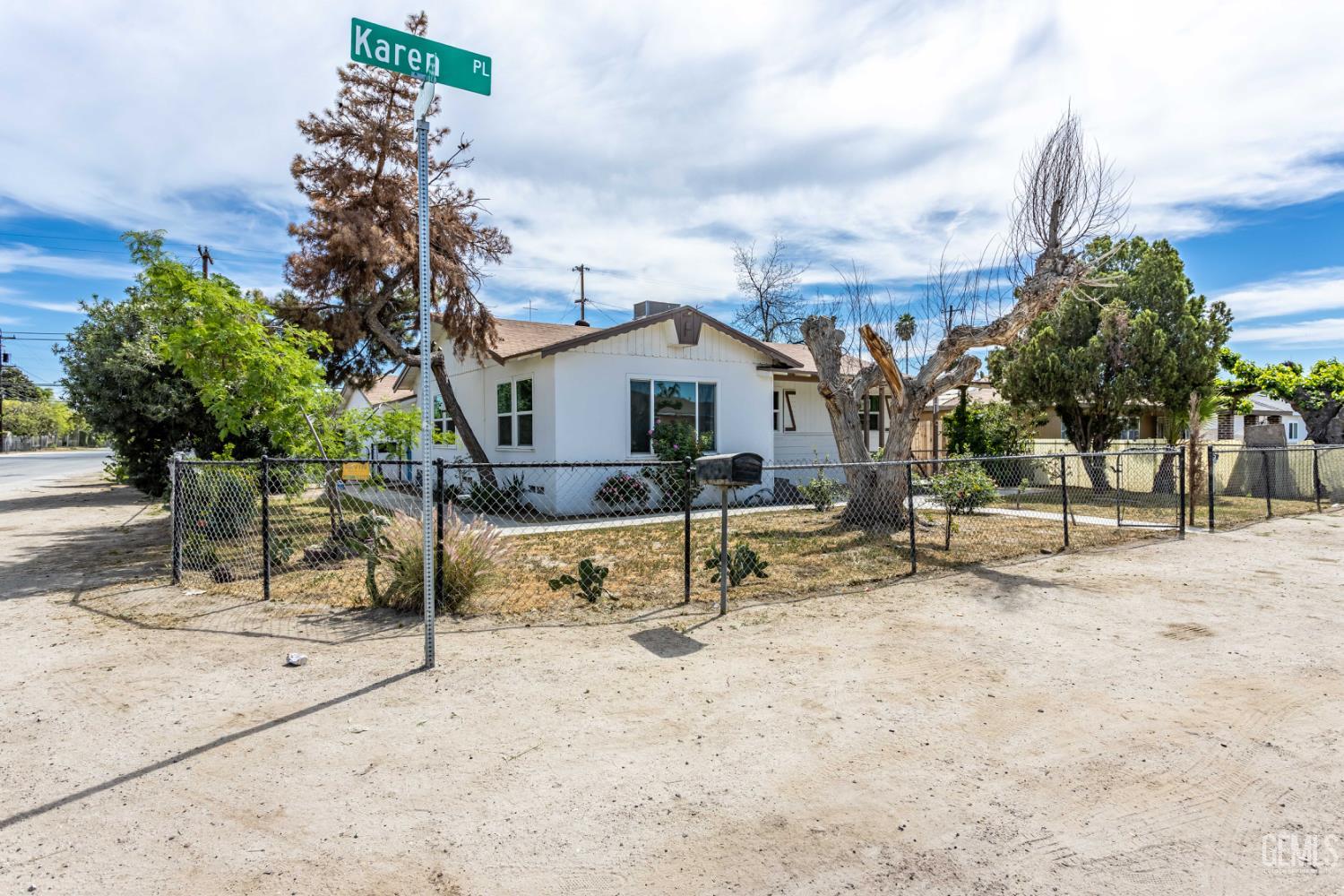 2700 Karen Place — photo 8