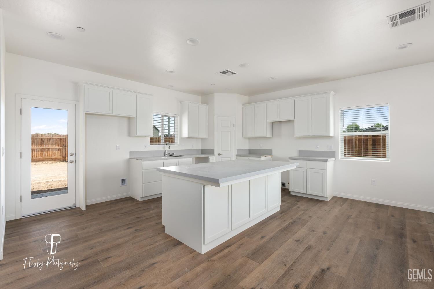 8802 Almata Avenue — photo 8