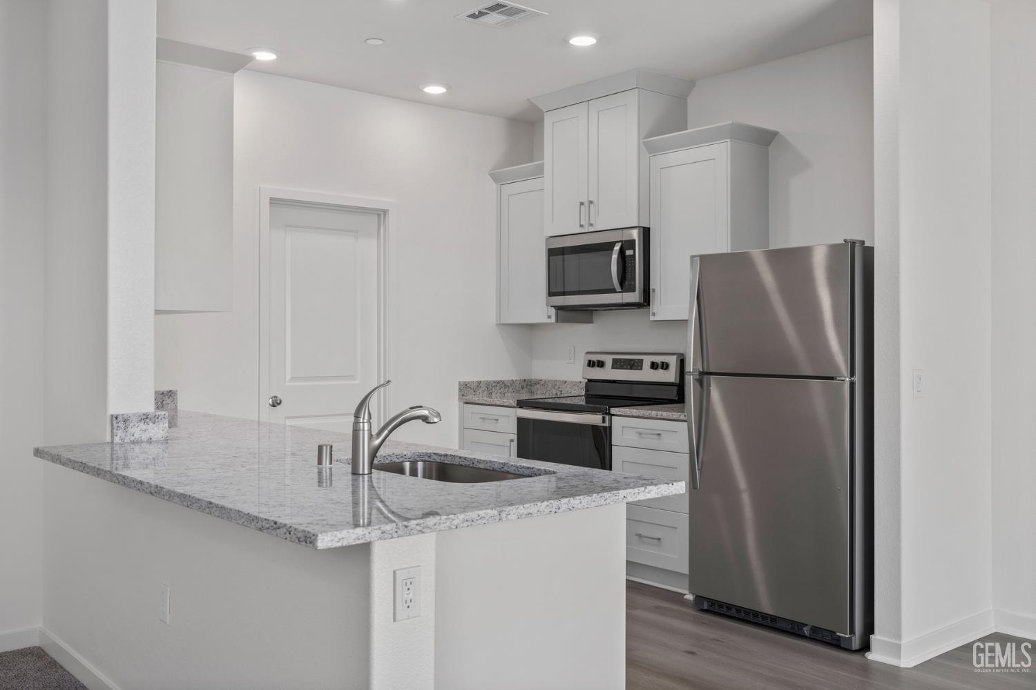 7937 Blueberry Avenue — photo 3