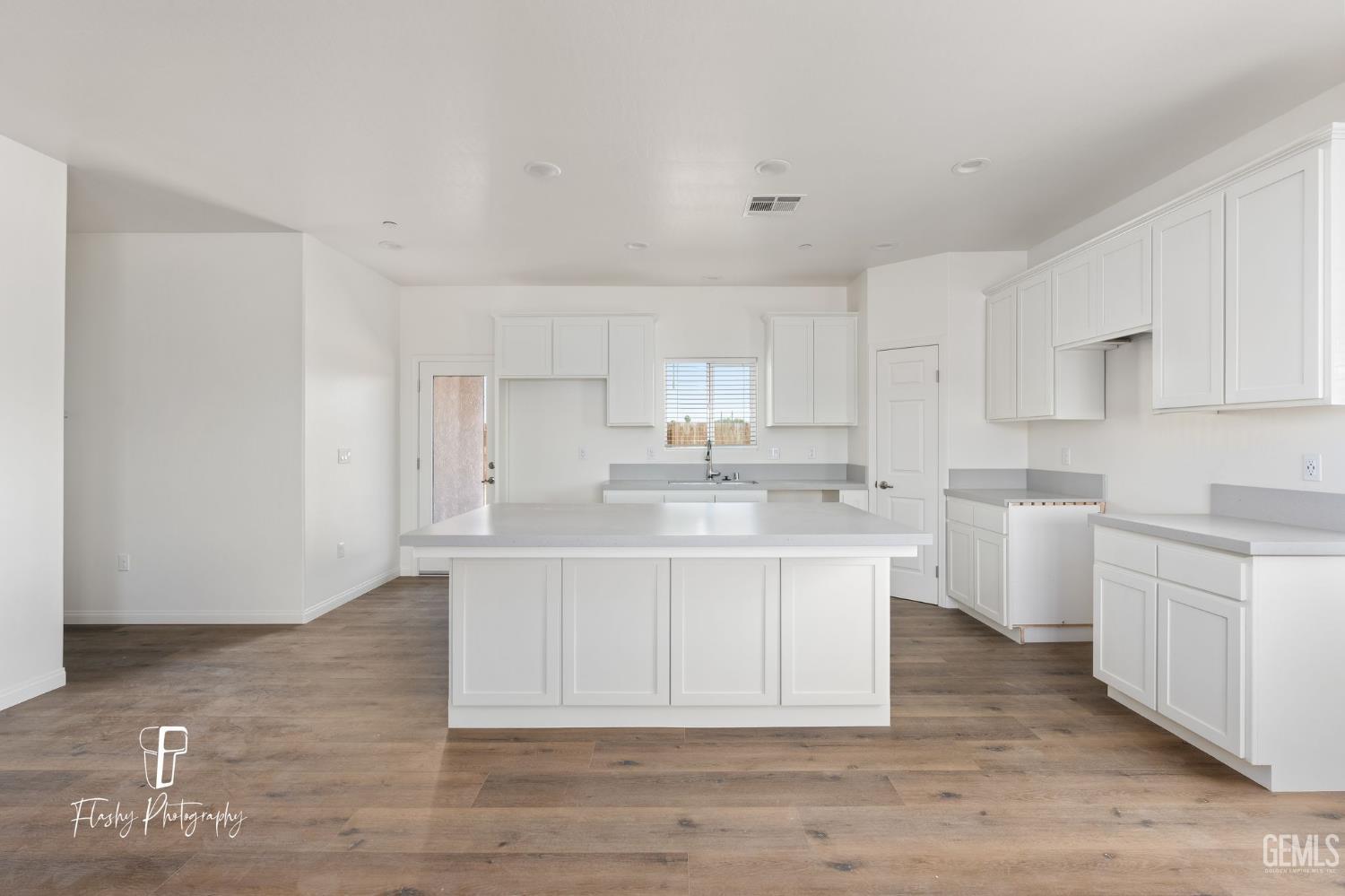 8802 Almata Avenue — photo 9