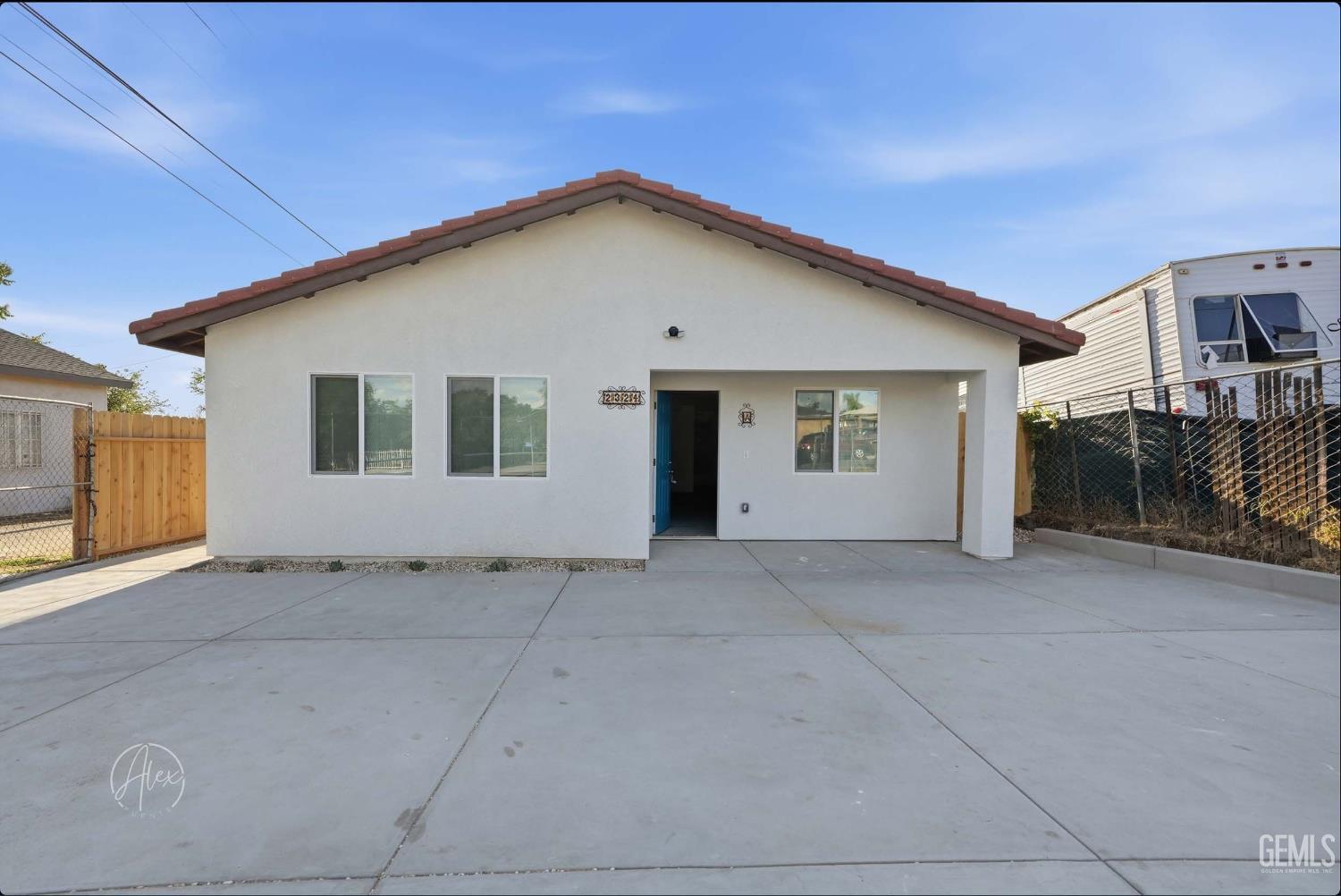 2324 N Kern Street — photo 2