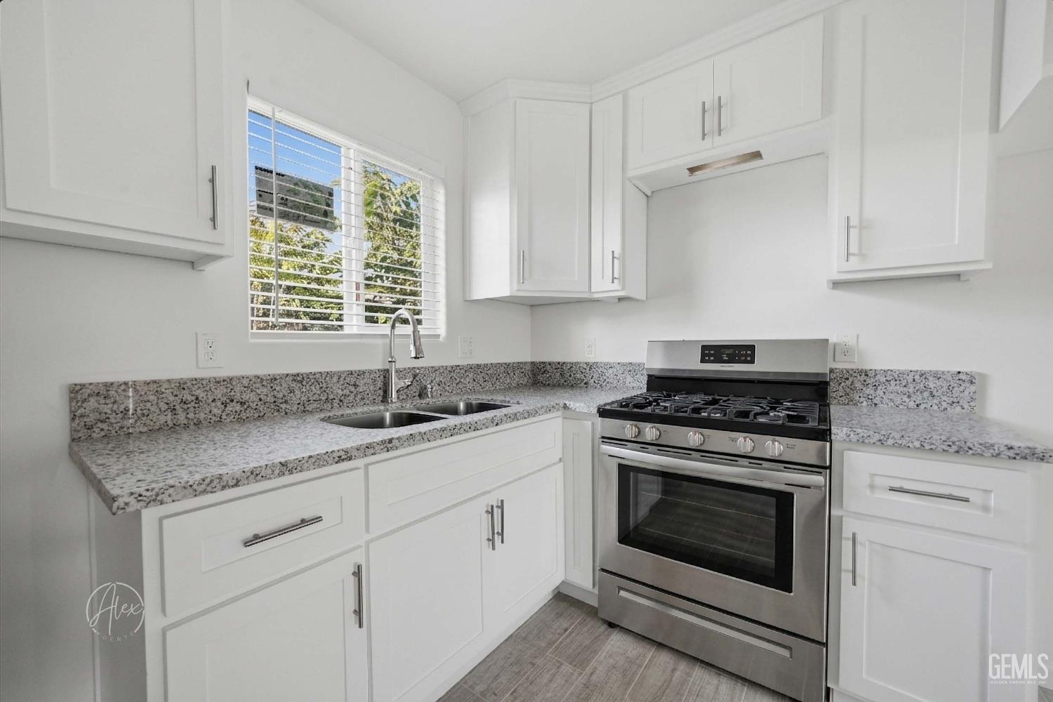 2324 N Kern Street — photo 16