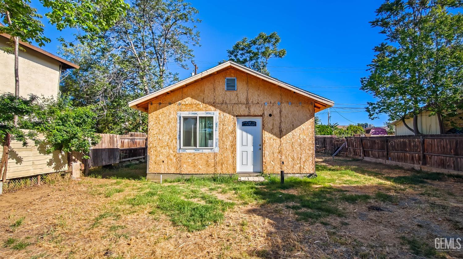 118 Hughes Avenue — photo 3