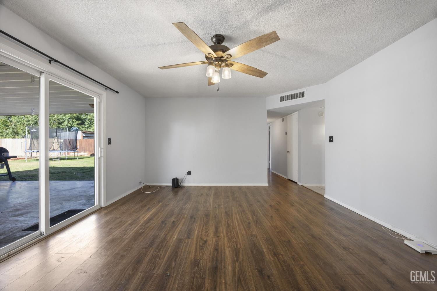 6712 Cedarcrest Avenue — photo 8