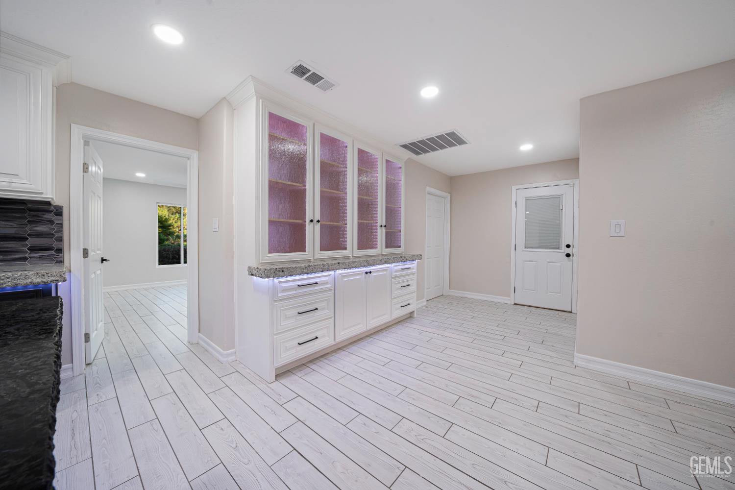 3946 Claremont Drive — photo 36