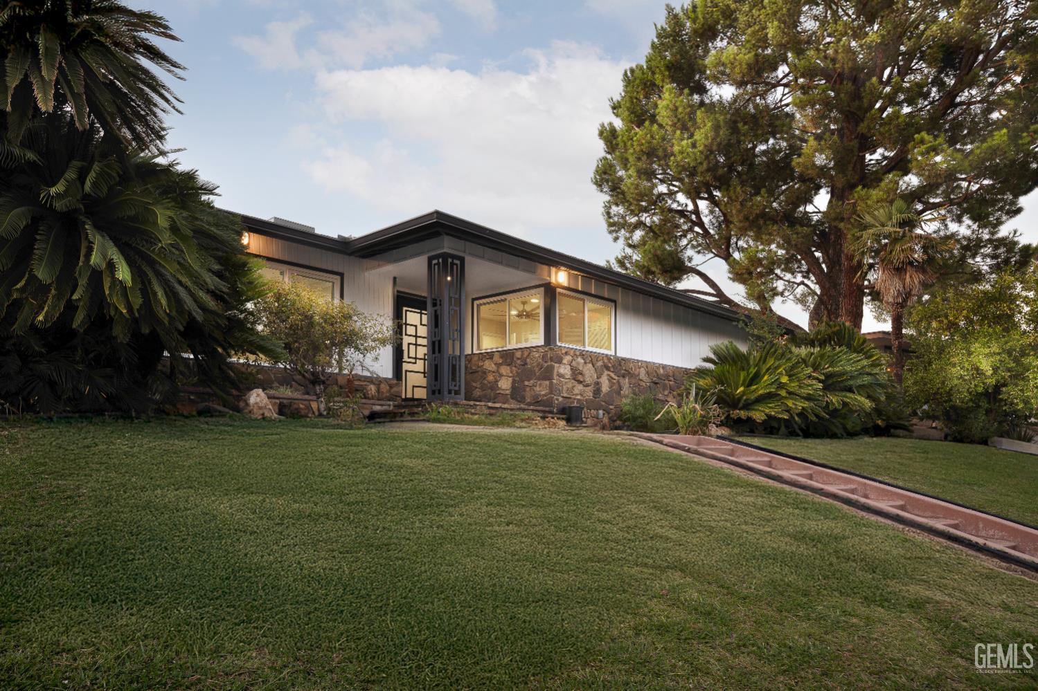 3946 Claremont Drive — photo 8