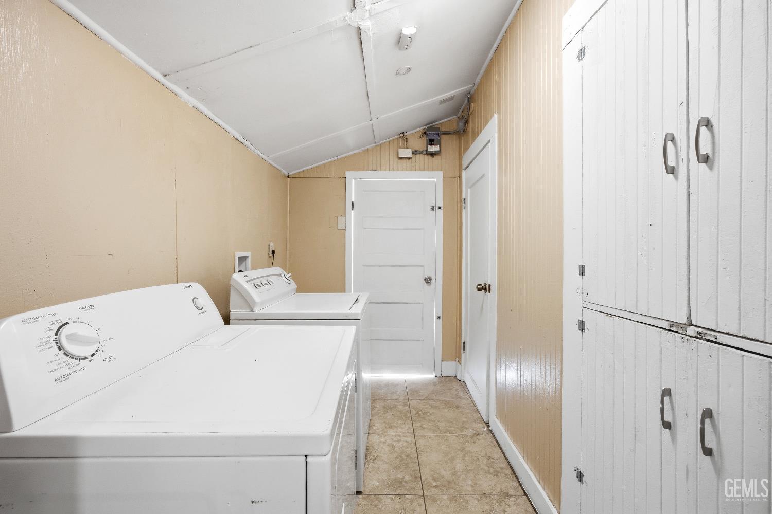 2418 N Inyo Street — photo 3
