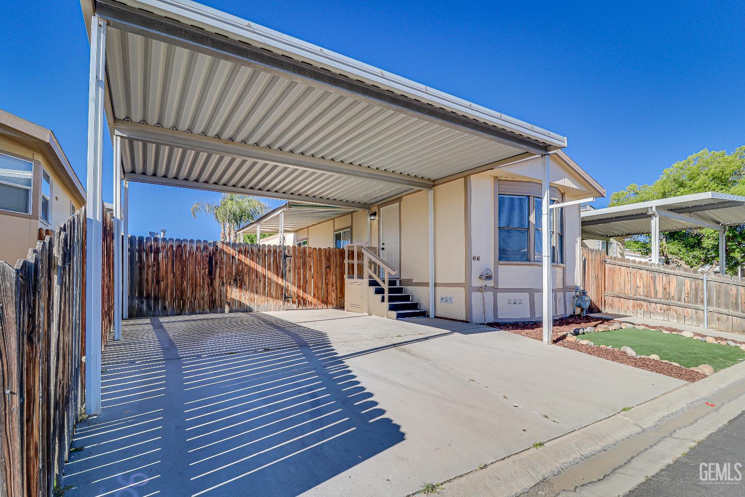 Manufactured Home in Bakersfield, photo 3 of 16
