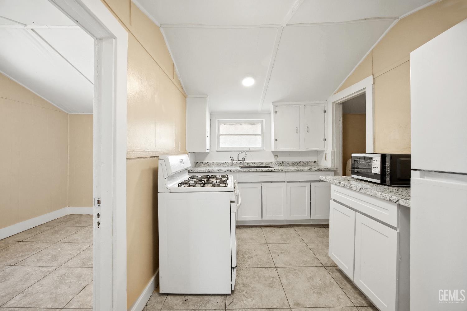 2418 N Inyo Street — photo 9