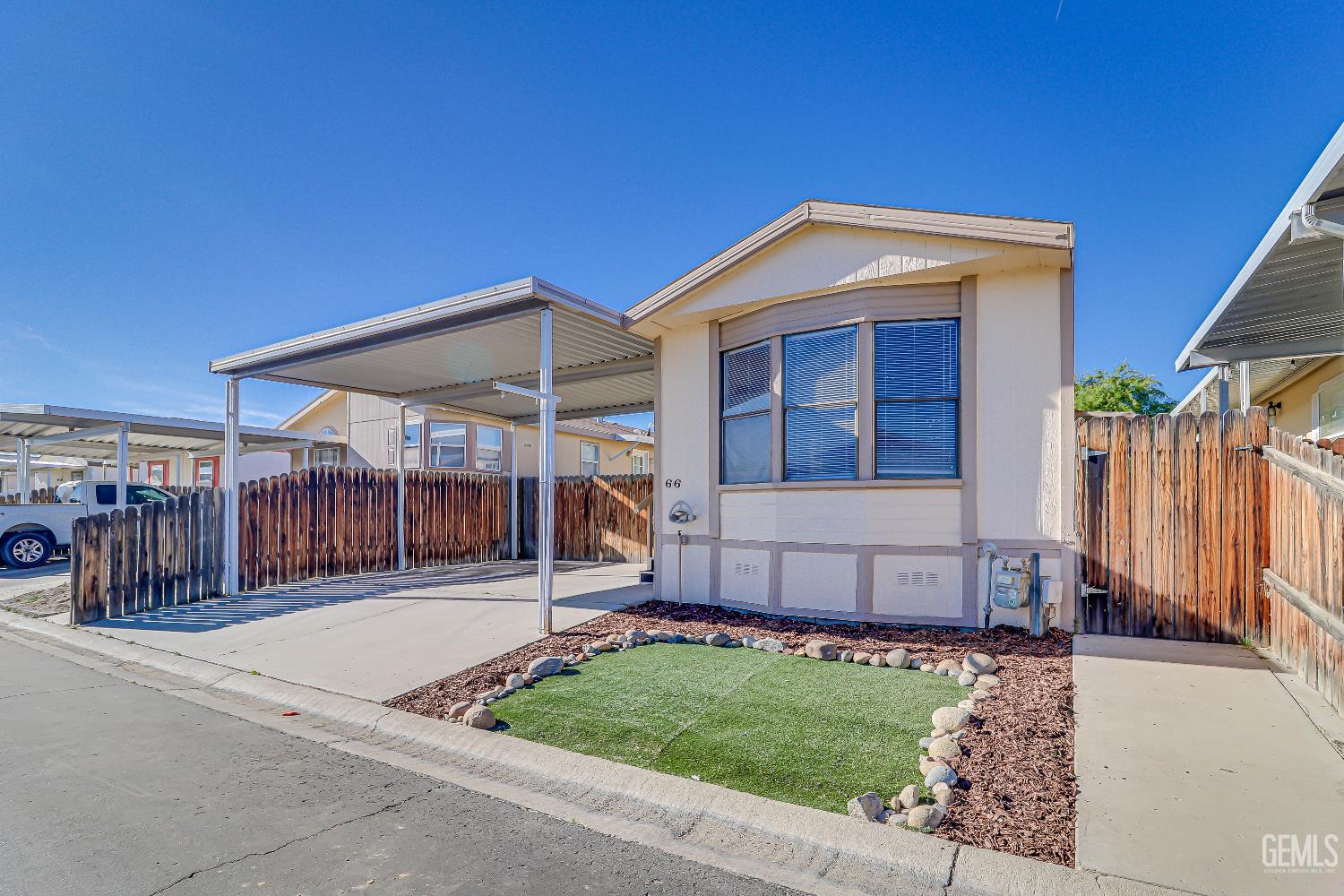 Manufactured Home in Bakersfield, photo 2 of 16