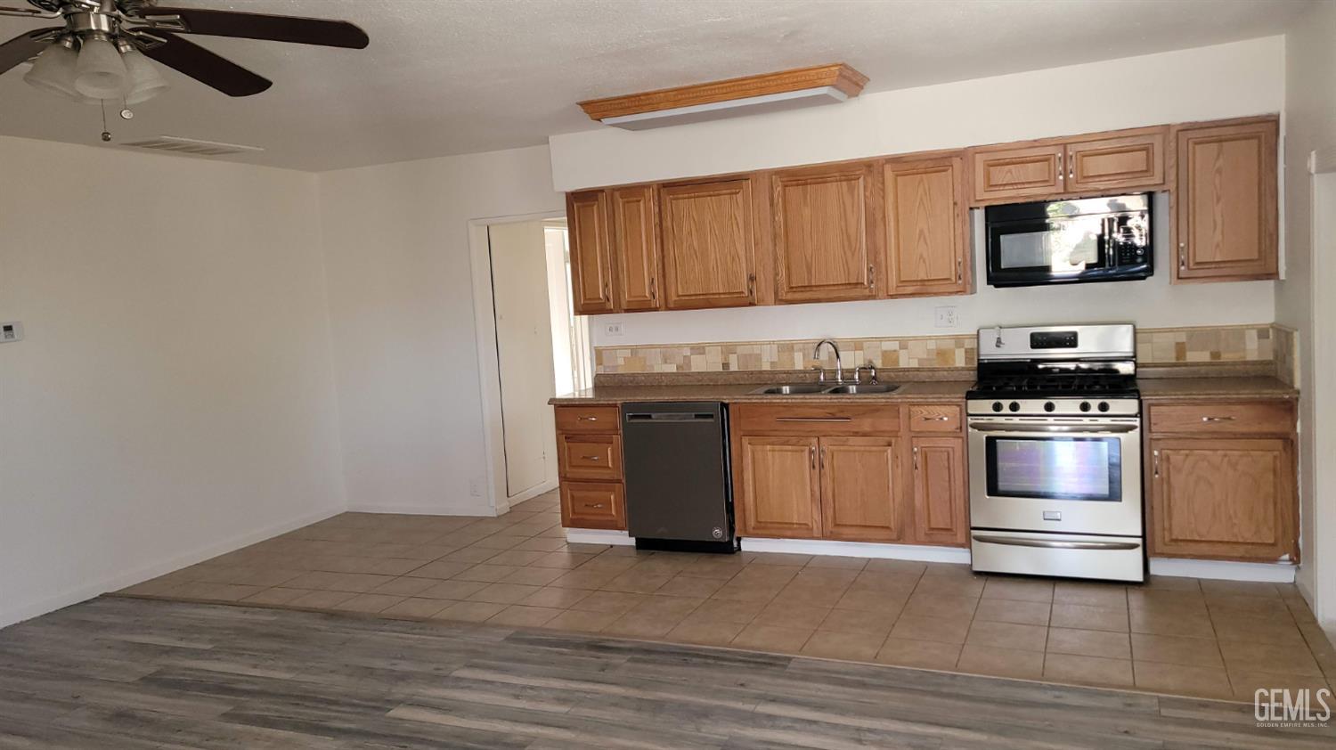 9820 Greenacres Drive — photo 11