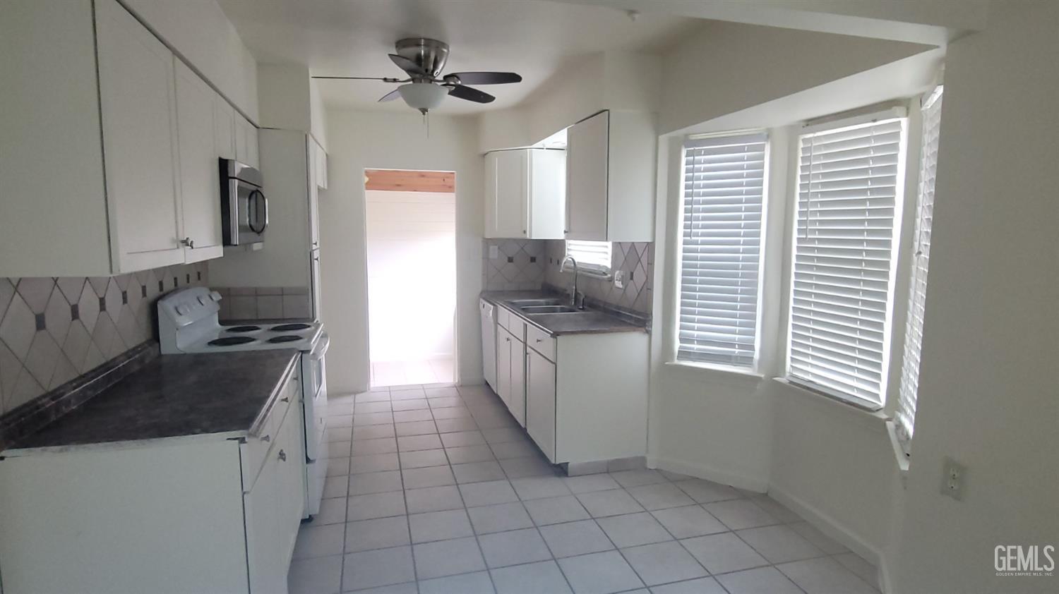 9820 Greenacres Drive — photo 3