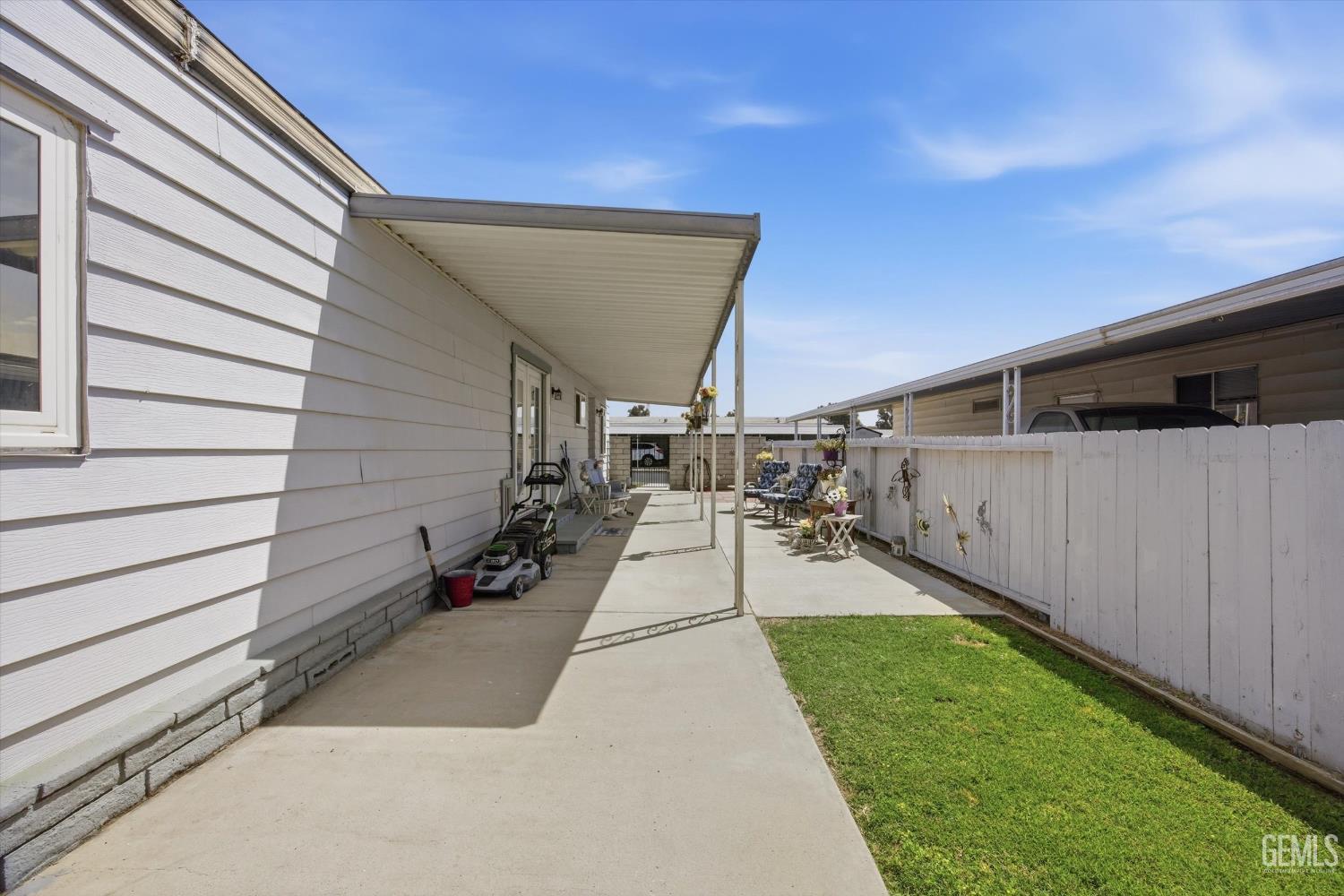 400 E Roberts Lane — photo 30