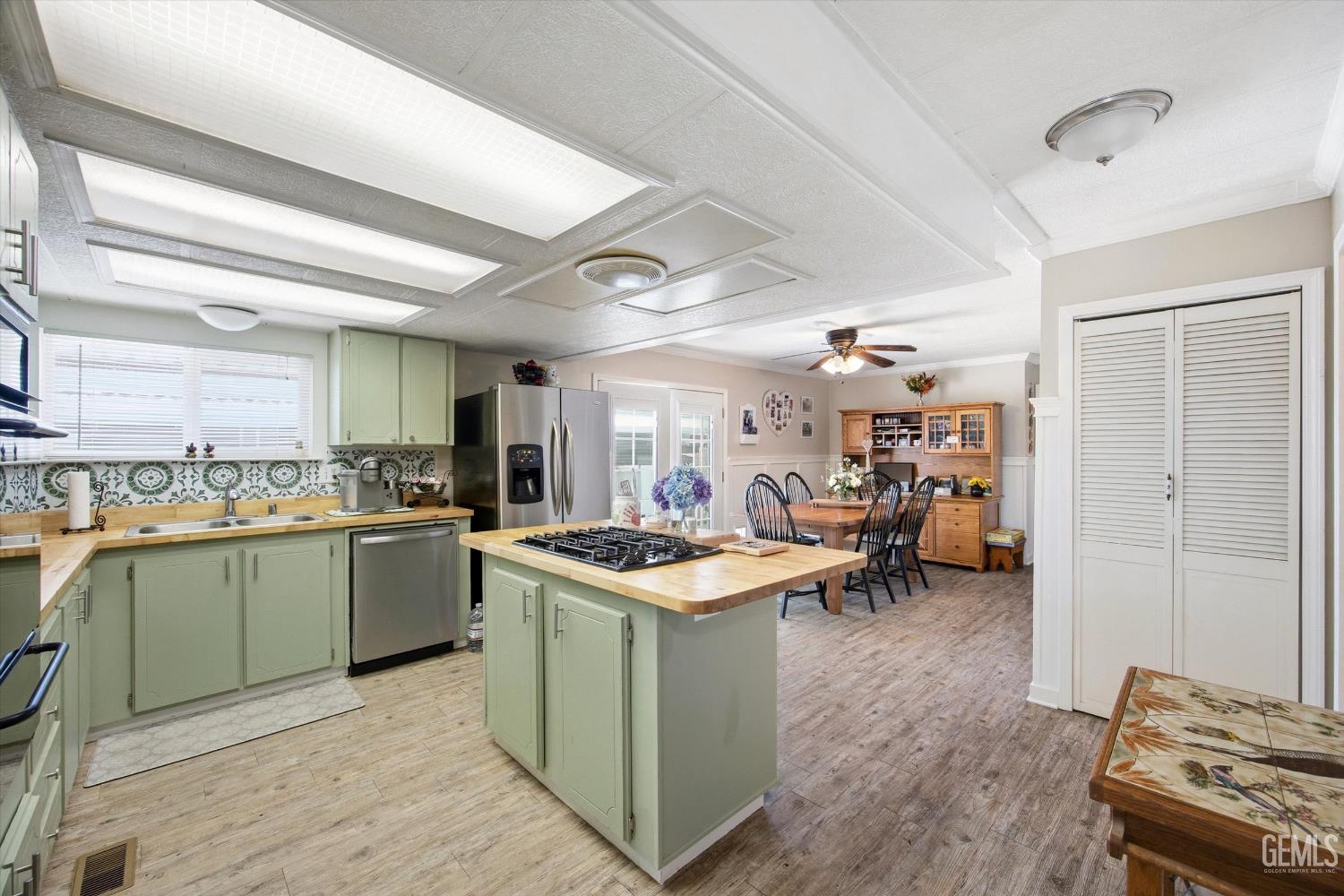 400 E Roberts Lane — photo 16