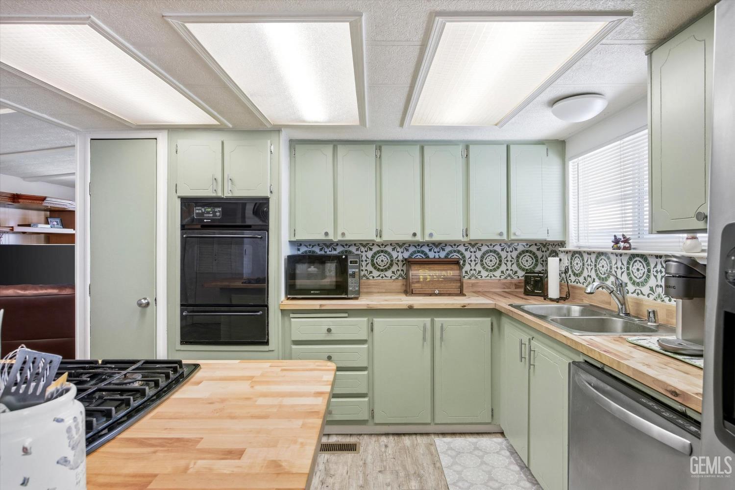 400 E Roberts Lane — photo 13