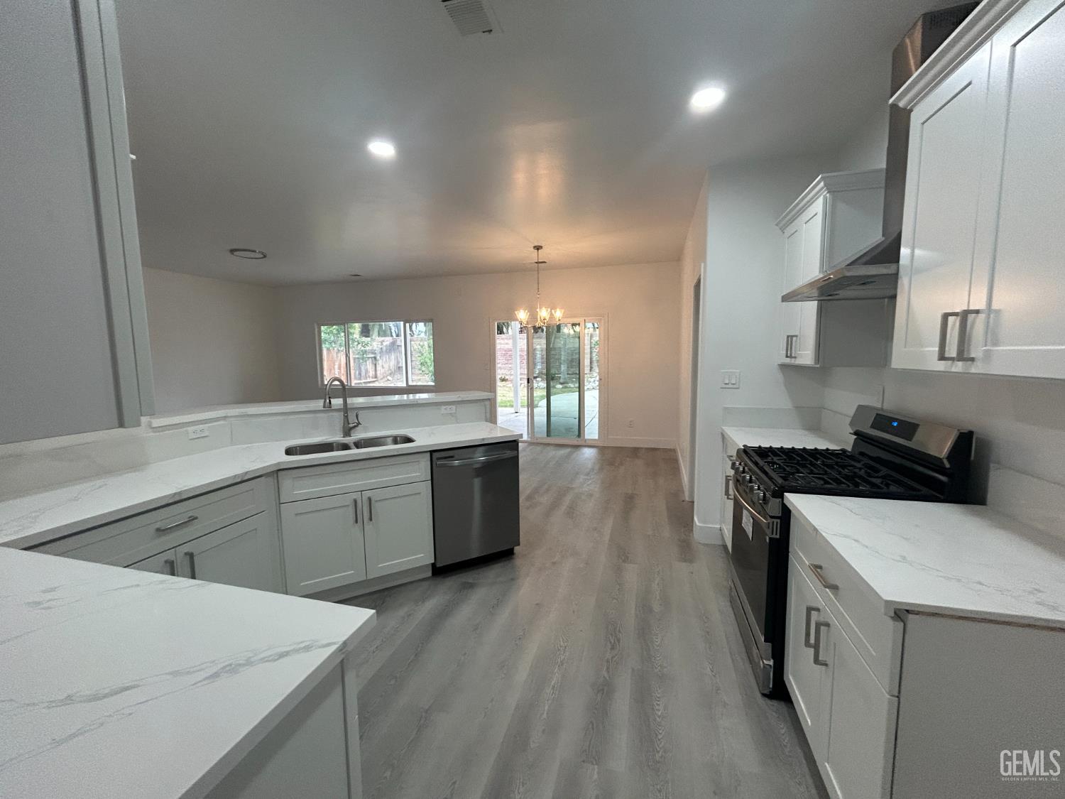 6104 Twin Oaks Drive — photo 2