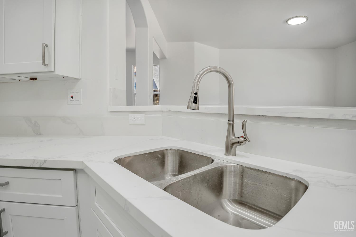 6104 Twin Oaks Drive — photo 12