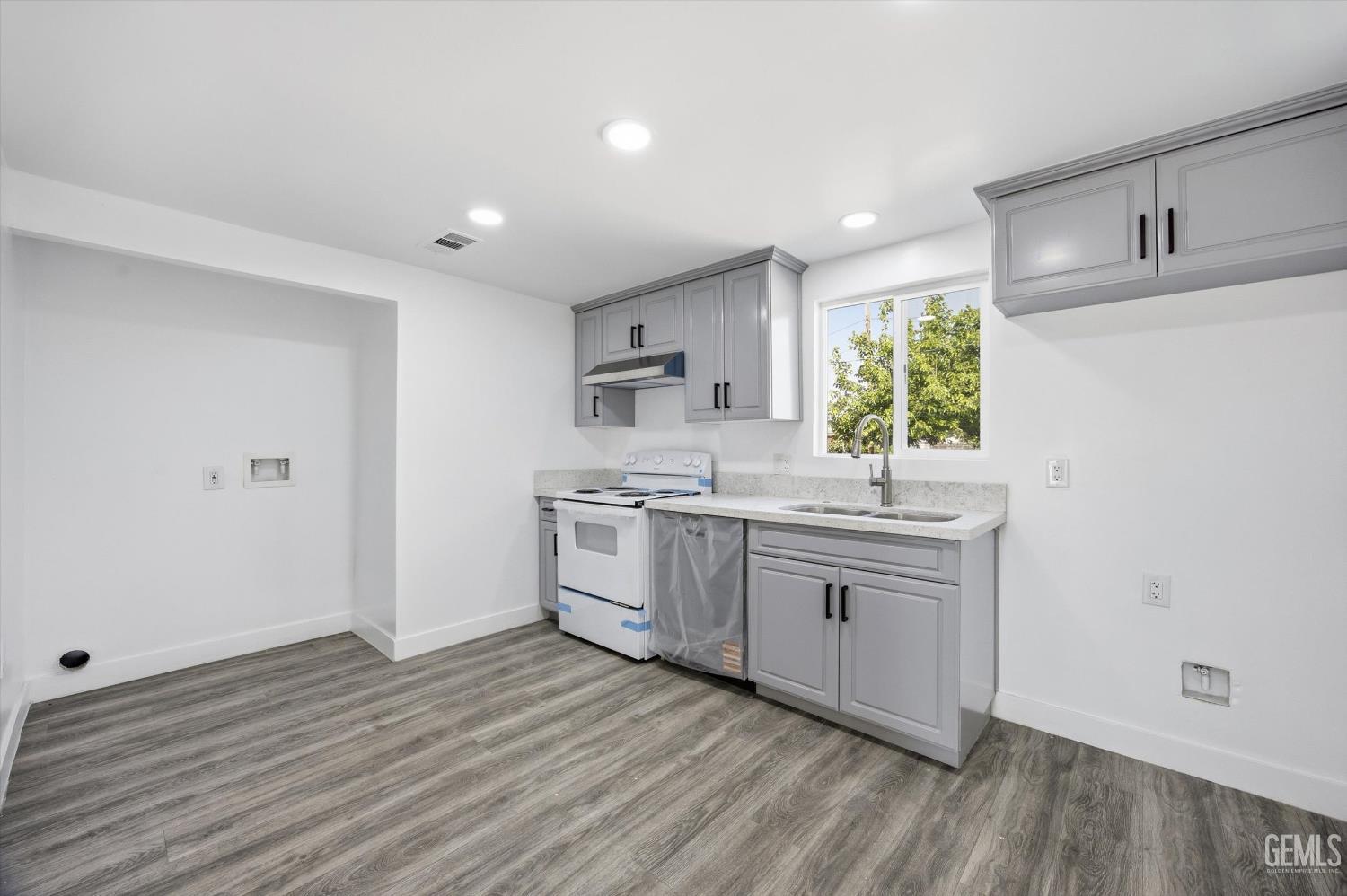 321 Beale Avenue — photo 13