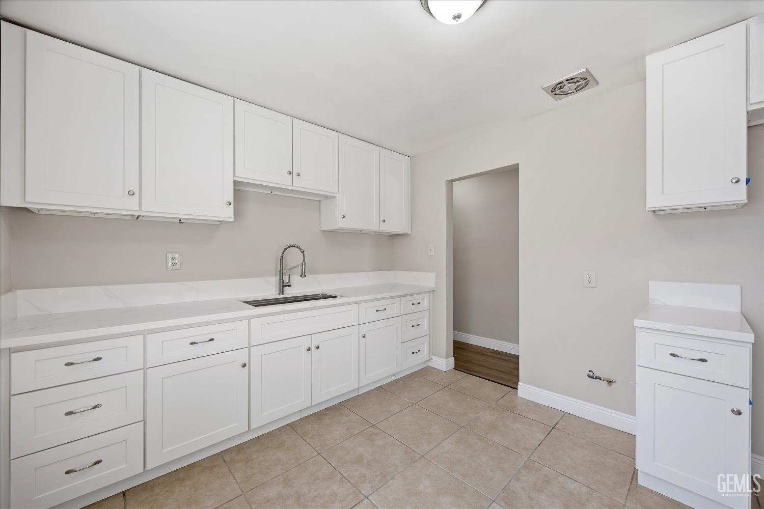 1813 N esther — photo 13