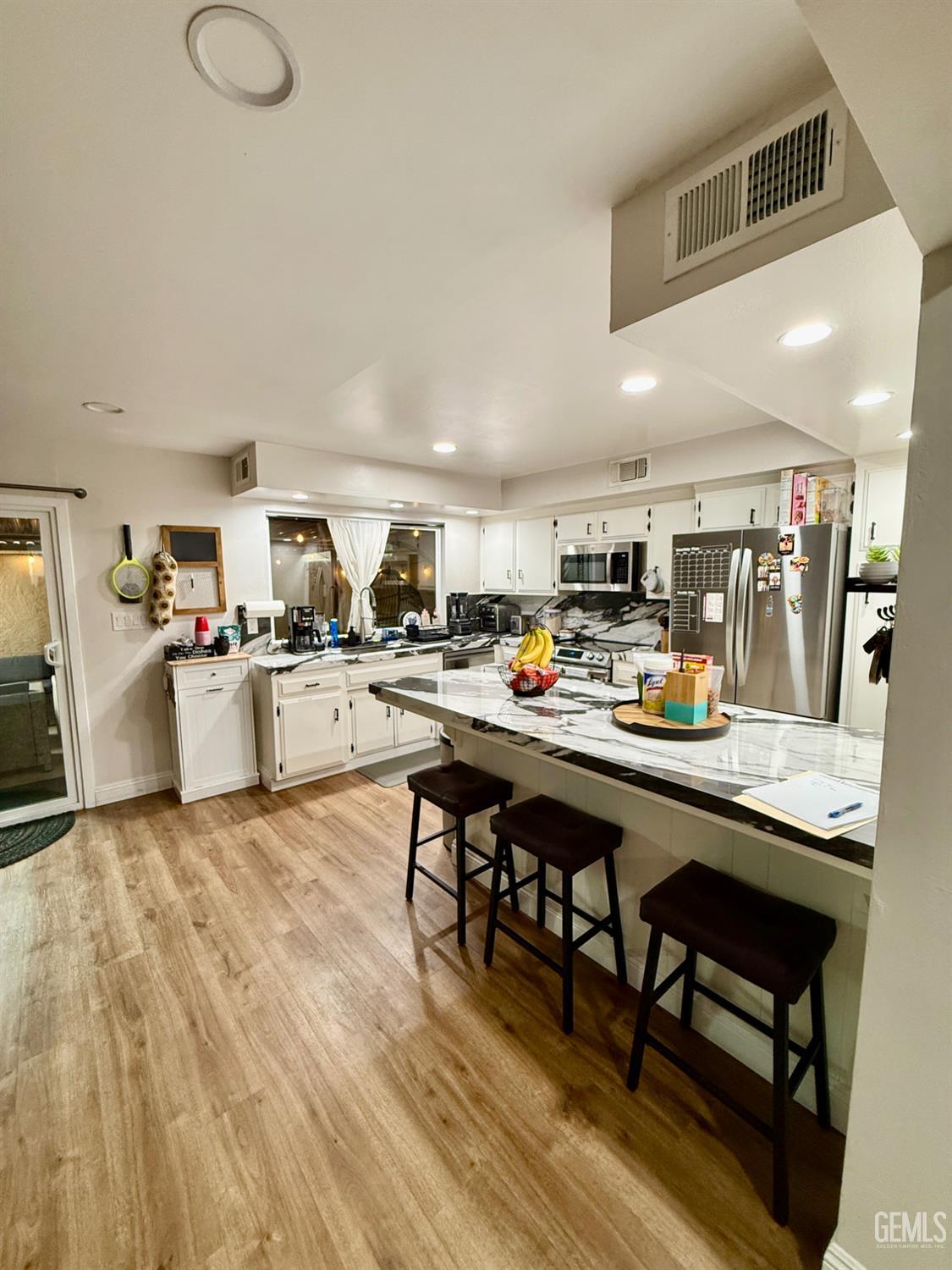 930 Olive Drive — photo 4