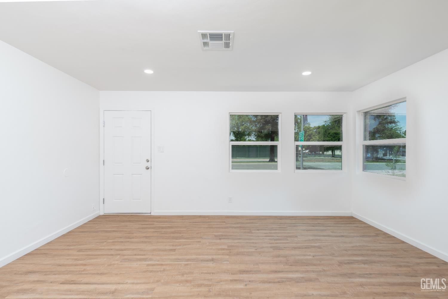 2907 Truxtun Avenue — photo 3