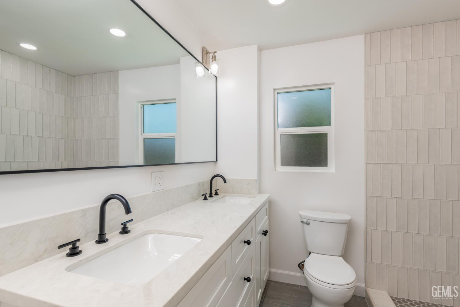2907 Truxtun Avenue — photo 14