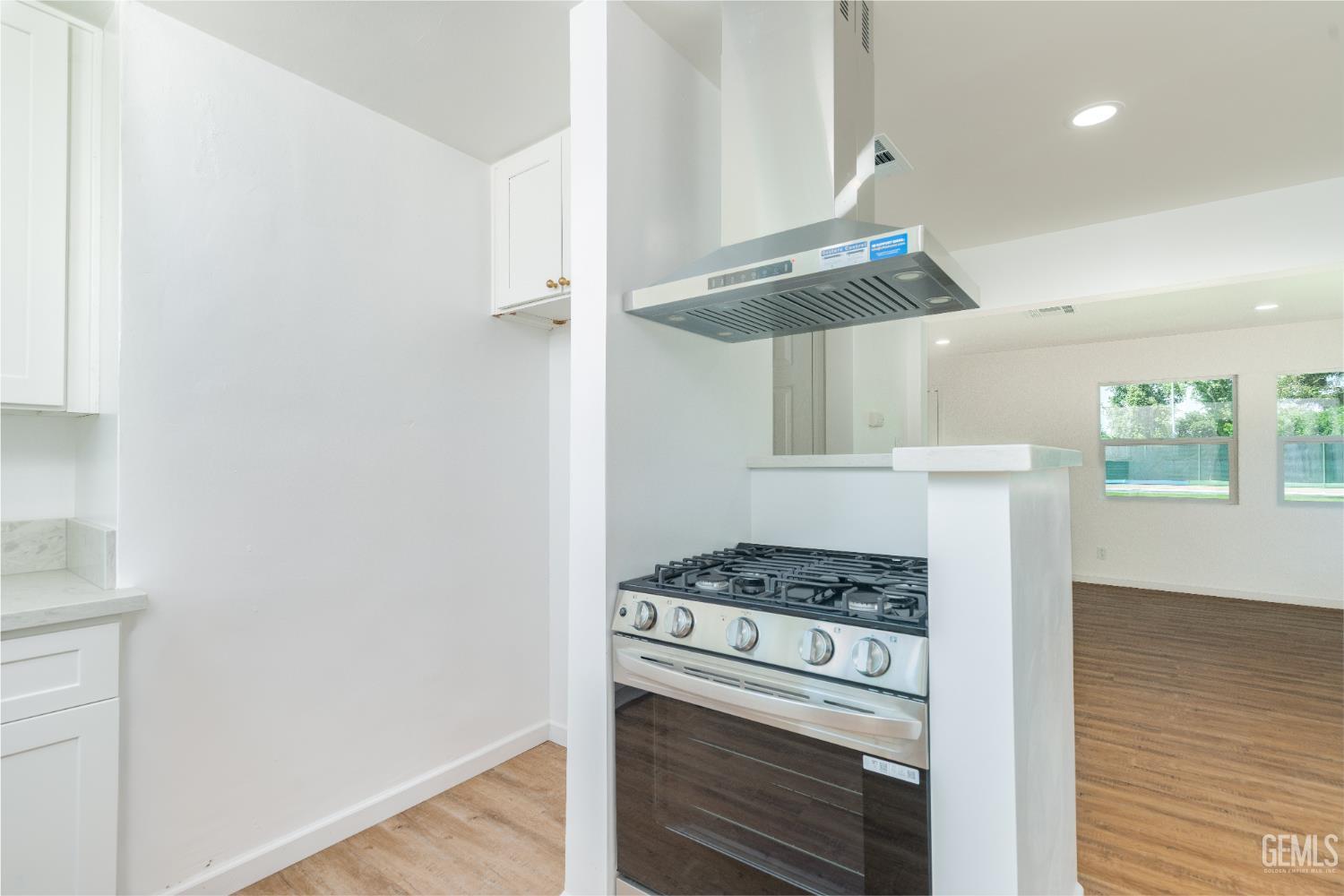 2907 Truxtun Avenue — photo 10