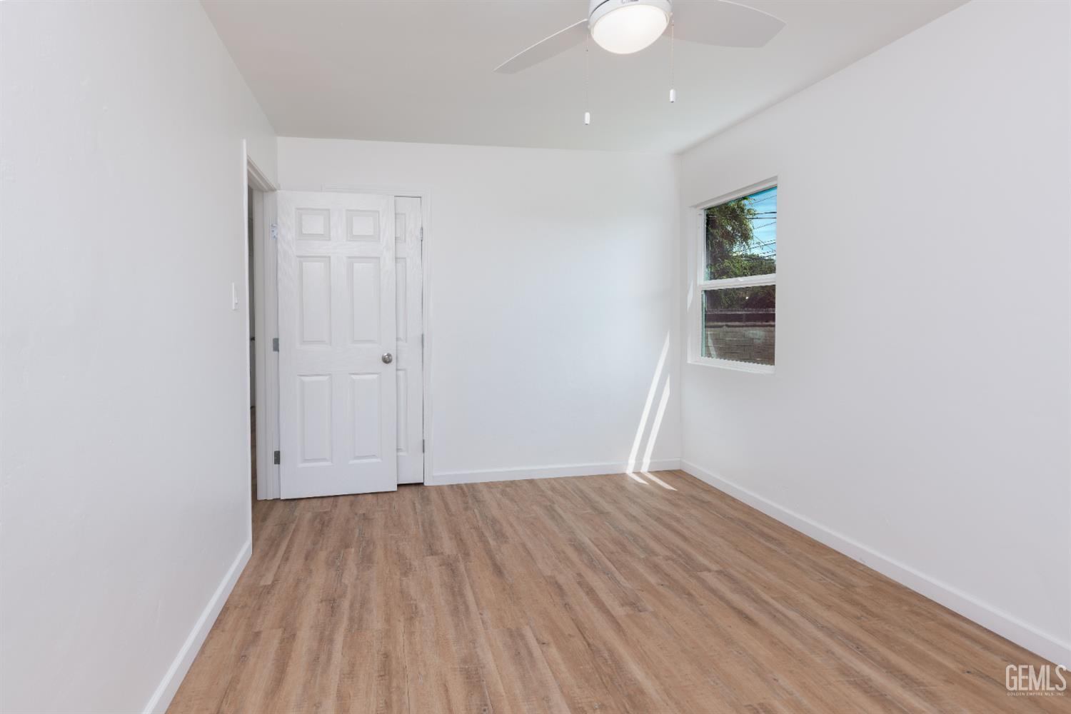 2907 Truxtun Avenue — photo 19