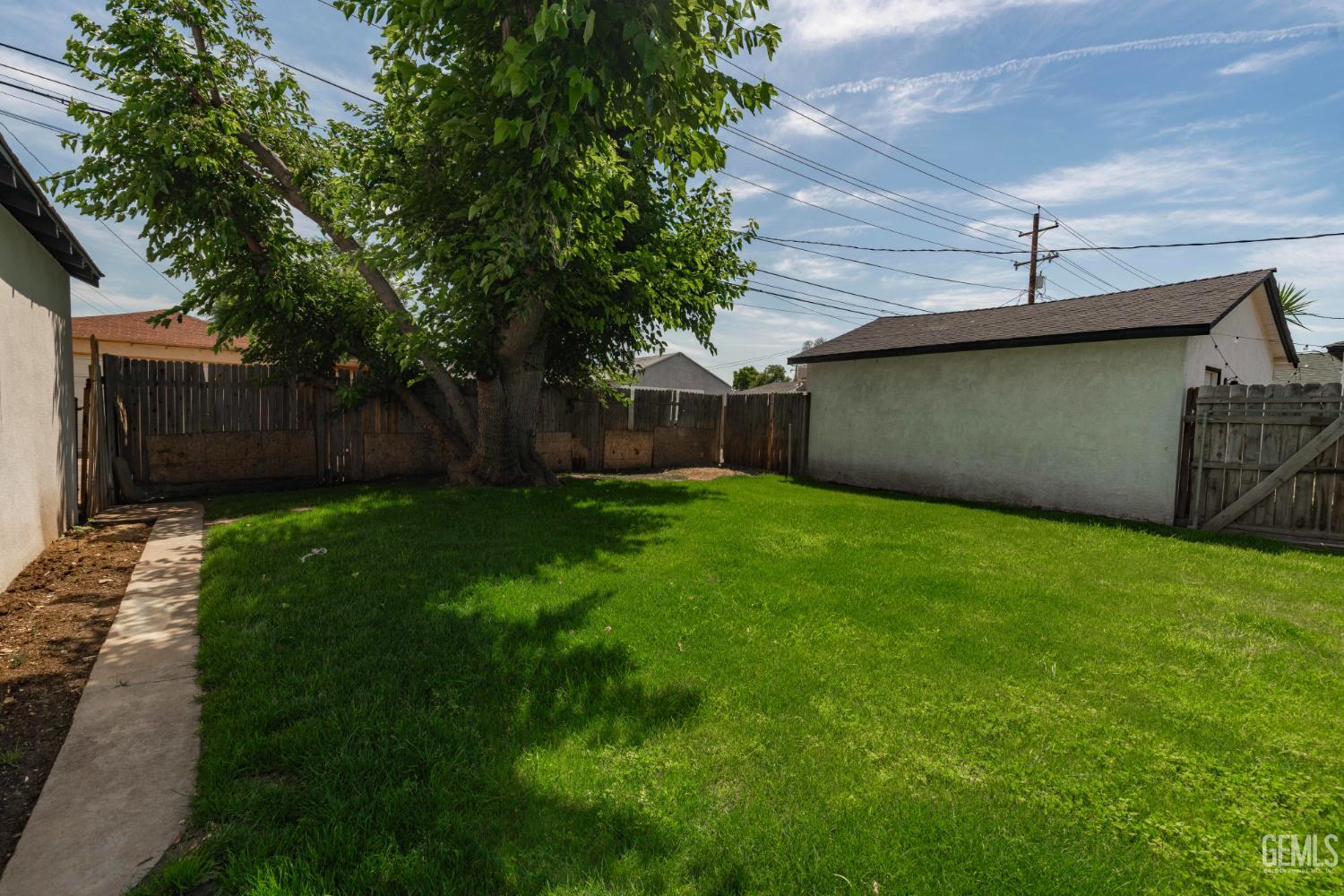 2907 Truxtun Avenue — photo 22
