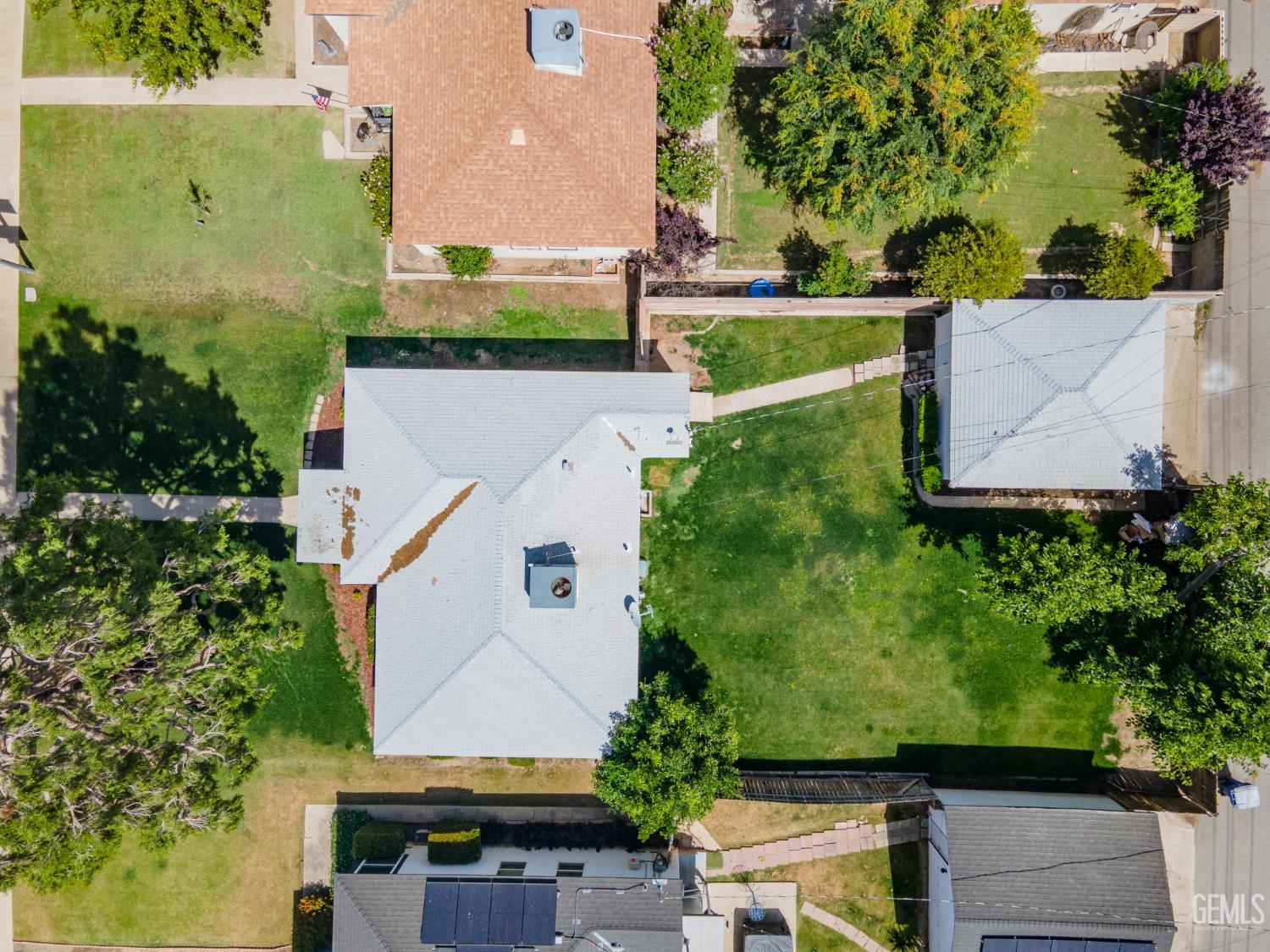 2907 Truxtun Avenue — photo 2